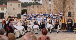 Η «Γιορτή Ξενιτεμένων» πραγματοποιήθηκε με ιδιαίτερη επιτυχία στο Λιμάνι της Ναυπάκτου σε συνεργασία με τη Μητρόπολη.