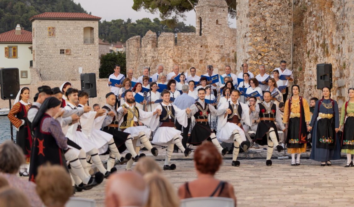 Η «Γιορτή Ξενιτεμένων» πραγματοποιήθηκε με ιδιαίτερη επιτυχία στο Λιμάνι της Ναυπάκτου σε συνεργασία με τη Μητρόπολη.