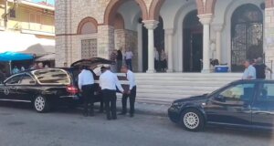 Ο Ι.Ν. Ζωοδόχου Πηγής στο Αγρίνιο ήταν έτοιμος από νωρίς, λίγο πριν τις 10:30 ήρθε η σορός του πρώην Προέδρου της Γ.Ε.Α., Νικόλαου Γράψα.