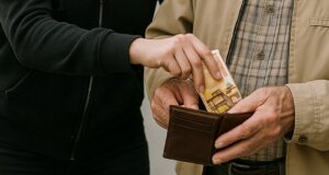 Στο Αγρίνιο μία γυναίκα αφαίρεσε 100 ευρώ από έναν ηλικιωμένο, όμως δεν πρόλαβε να τα... χαρεί γιατί συνελήφθη.