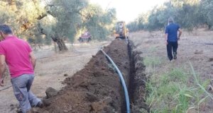 Ο Κώστας Λύρος αν και πρώην Δήμαρχος Ι.Π. Μεσολογγίου δε δίστασε να φορέσει... γαλότσες και να πάει στα χωράφια του!