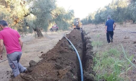 Ο Κώστας Λύρος αν και πρώην Δήμαρχος Ι.Π. Μεσολογγίου δε δίστασε να φορέσει... γαλότσες και να πάει στα χωράφια του!