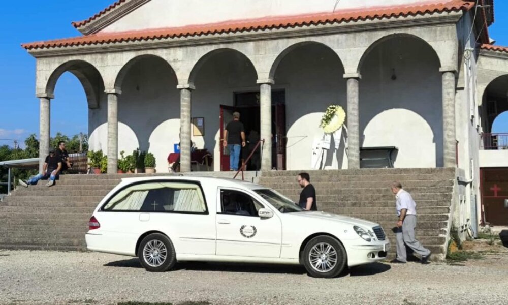 Στη Λεύκα Αγρινίου εκτιλύχθηκαν σκηνές οδύνης και σπαραγμού στο τελευταίο «αντίο» της 2χρονης Αλεξάνδρας.
