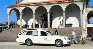 Στη Λεύκα Αγρινίου εκτιλύχθηκαν σκηνές οδύνης και σπαραγμού στο τελευταίο «αντίο» της 2χρονης Αλεξάνδρας.