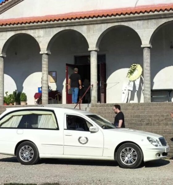 Στη Λεύκα Αγρινίου εκτιλύχθηκαν σκηνές οδύνης και σπαραγμού στο τελευταίο «αντίο» της 2χρονης Αλεξάνδρας.