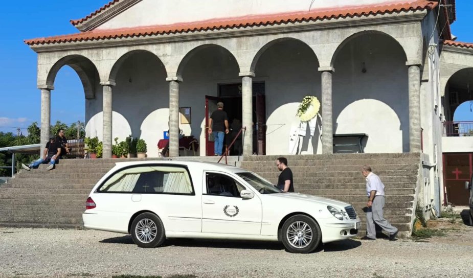 Στη Λεύκα Αγρινίου εκτιλύχθηκαν σκηνές οδύνης και σπαραγμού στο τελευταίο «αντίο» της 2χρονης Αλεξάνδρας.