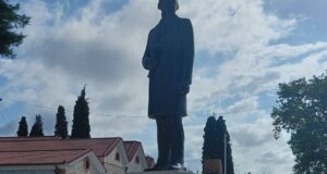 Στο Μεσολόγγι η Δημοτική Αρχή έκανε γνωστό πως επανατοποθετήθηκε ο ανδριάντας του Χαρίλαου Τρικούπη στον φυσικό του χώρο.