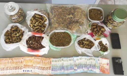 Η ΕΛ.ΑΣ. γνωστοποίησε πως συνελήφθησαν 3 άτομα για διακίνηση ναρκωτικών στην Εθνική Οδό Ναυπάκτου-Αντιρρίου.