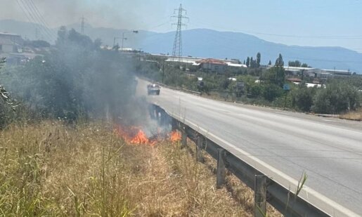 Στη Νεάπολη Αγρινίου νωρίς το μεσημέρι της 17ης Ιουλίου σημειώθηκε κινητοποίηση της Πυροσβεστικής Υπηρεσίας για φωτιά στην Εθνική Οδό.