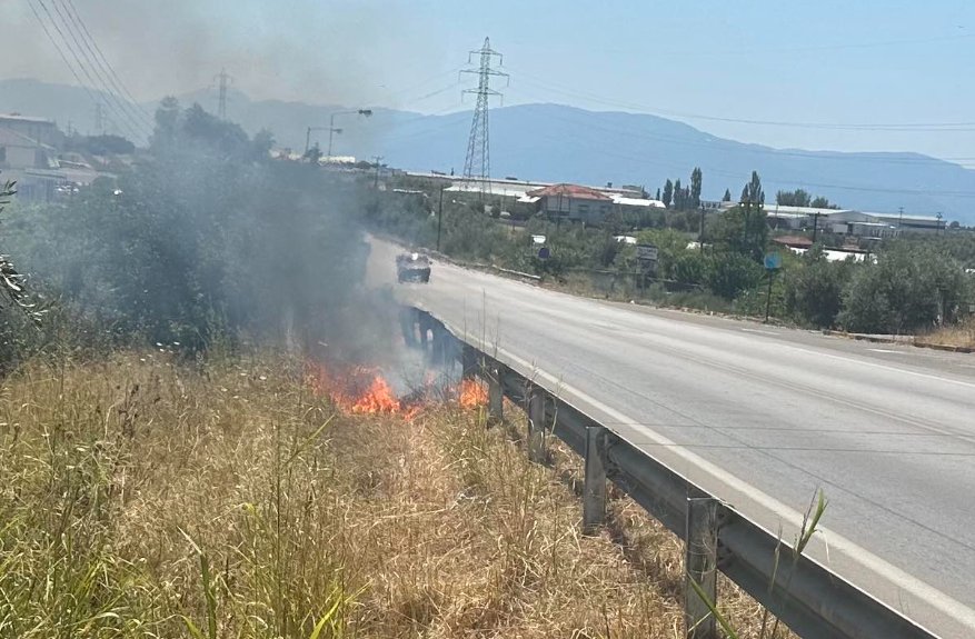 Στη Νεάπολη Αγρινίου νωρίς το μεσημέρι της 17ης Ιουλίου σημειώθηκε κινητοποίηση της Πυροσβεστικής Υπηρεσίας για φωτιά στην Εθνική Οδό.