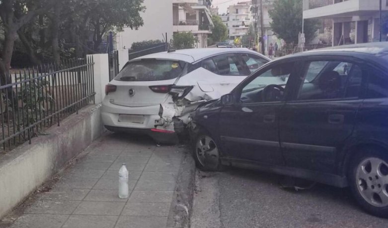 Στο Αγρίνιο και συγκεκριμένα στην Οδό Βλαχερνών ο οδηγός που προκάλεσε τροχαίο ήταν μεθυσμένος, μάλιστα στο Ι.Χ. εντοπίστηκαν και μαχαίρια.
