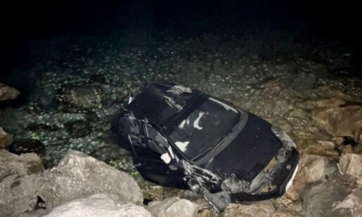 Στη Λευκάδα τις βραδινές ώρες της Πέμπτης, 17 Ιουλίου ένας Αγρινιώτης τραυματίστηκε ελαφρά πέφτοντας με το Ι.Χ. στη θάλασσα.