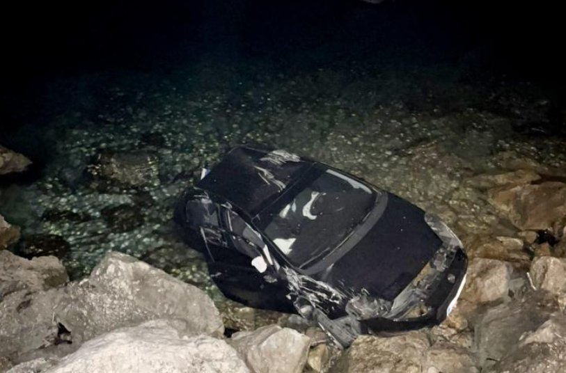 Στη Λευκάδα τις βραδινές ώρες της Πέμπτης, 17 Ιουλίου ένας Αγρινιώτης τραυματίστηκε ελαφρά πέφτοντας με το Ι.Χ. στη θάλασσα.