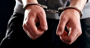 Η ΕΛ.ΑΣ. έκανε γνωστό πως ένας 18χρονος συνελήφθη στο Αγρίνιο καθώς σε βάρος του εκκρεμούσε ένταλμα σύλληψης.