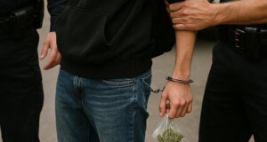 Από Αστυνομικούς στο Αγρίνιο κατά τις πρωινές ώρες της Παρασκευής, 4 Ιουλίου σημειώθηκε μια νέα σύλληψη για κατοχή ναρκωτικών ουσιών.