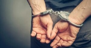 Στο Αγρίνιο ένας νεαρός φέρεται να απείλησε και να απώθησε Αστυνομικούς, ο φίλος του είχε μαζί του σουγιά.