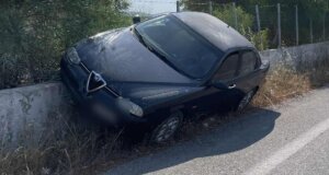 Στο Μεσολόγγι και συγκεκριμένα στις Αλυκές σημειώθηκε τροχαίο, όχημα προσέκρουσε σε μάντρα στην άκρη του δρόμου.