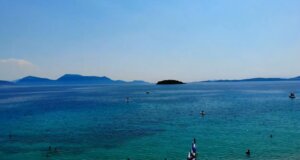 Βαθυαβάλι Πογωνιάς στην Πάλαιρο: κρυστάλλινα νερά, λευκή άμμος και καθαρότητα – το κρυφό διαμάντι της Αιτωλοακαρνανίας!