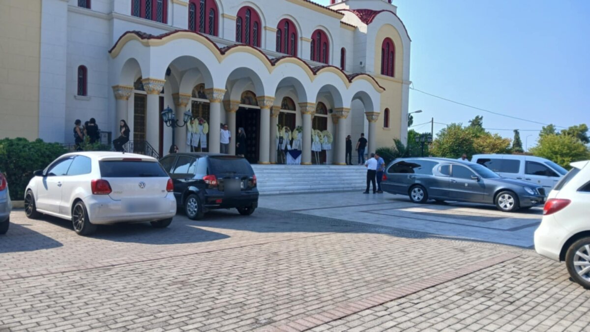 Ο Παναγιώτης Μπουλούμπασης «έφυγε» πρόωρα στα 50 του μετά από παράσυρση  - Δεκάδες στεφάνια στο τελευταίο «αντίο»