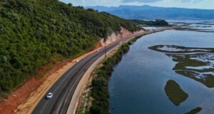 Νέες κυκλοφοριακές ρυθμίσεις έχουν τεθεί σε ισχύ από σήμερα 1η Αυγούστου στην Ε.Ο. Αμφιλοχίας - Λευκάδας