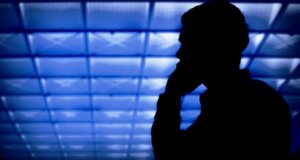 Από την ΕΛ.ΑΣ. έγινε γνωστό πως στη Ναυπακτία μια γυναίκα έκανε τη Λογίστρια και έκλεψε 806 ευρώ, αναζητείται ο συνεργός της.