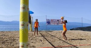 Στη Λίμνη Τριχωνίδα ξεκίνησε από νωρίς το πρωί το Τουρνουά Beach Volley Ανδρών και Γυναικών με τη συμμετοχή 12 ομάδων από τις γύρω περιοχές.