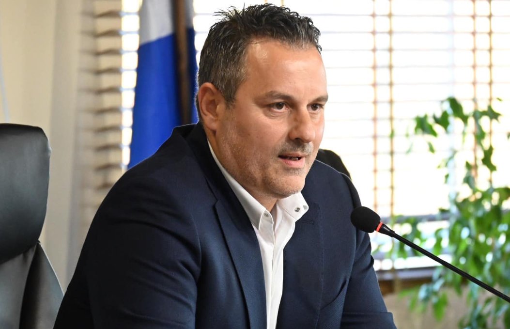 Ο Δήμαρχος Ι.Π. Μεσολογγίου Σπύρος Διαμαντόπουλος αποχαιρετά την Αθηνά Παπαχρήστου ρίχνοντας παράλληλα τα... βέλη του στα κενά της Πολιτείας!