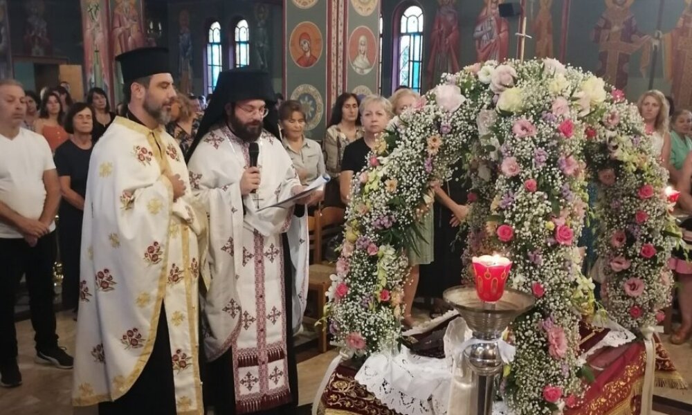 Ο Ιερός Ναός Αγίας Βαρβάρας Αγρινίου δέχθηκε πλήθος πιστών - Με κατάνυξη οι πιστοί στον Επιτάφιο της Παναγίας.