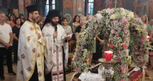 Ο Ιερός Ναός Αγίας Βαρβάρας Αγρινίου δέχθηκε πλήθος πιστών - Με κατάνυξη οι πιστοί στον Επιτάφιο της Παναγίας.