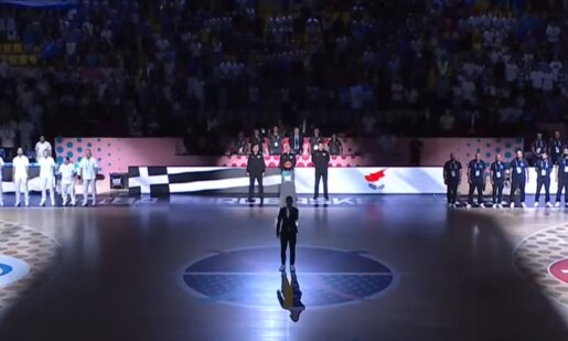 Στο EuroBasket 2025 ζήσαμε κάτι το συγκλονιστικό - Ο κοινός Εθνικός Ύμνος Ελλάδας και Κύπρου από τον ερμηνευτή Σταύρο Κωνσταντίνου.