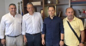 Ο Θανάσης Κασόλας είχε συνάντηση με τον Πρόεδρο του ΣΥ.ΡΙΖ.Α. - Προοδευτική Συμμαχία, Σωκράτη Φάμελλο στη Βόνιτσα μετά τις καταστροφές από τις πυρκαγιές.