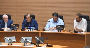 Ο Νεκτάριος Φαρμάκης στη σύσκεψη Φορέων για την αποκατάσταση είπε πως «όλοι μαζί θα κάνουμε τα πάντα για να μην κερδίσουν οι φλόγες».