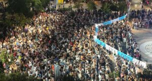 Στο Αγρίνιο εκατοντάδες χορευτές απ' όλο τον κόσμο συγκεντρώθηκαν στην Πλατεία Δημοκρατίας για το 20ο Διεθνές Φεστιβάλ Παραδοσιακών Χορών.