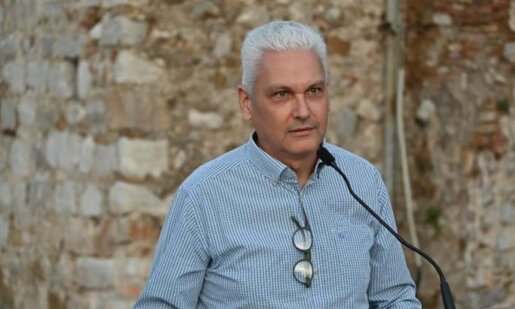 Στην Πάτρα η φωτιά σύμφωνα με όσα δήλωσε ο Αντιπεριφερειάρχης, Φωκίων Ζαΐμης, επηρέασε και κτίριο της Περιφέρειας Δυτικής Ελλάδας.