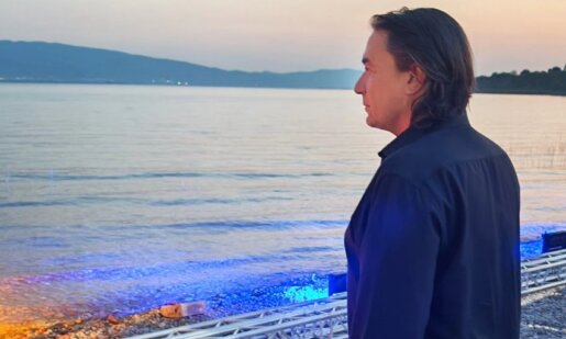 Ο Γιάννης Κότσιρας είναι στο Αγρίνιο και απολαμβάνει τη Λίμνη Τριχωνίδα πριν ανέβει στη σκηνή του «Lake Party Trichonida»!