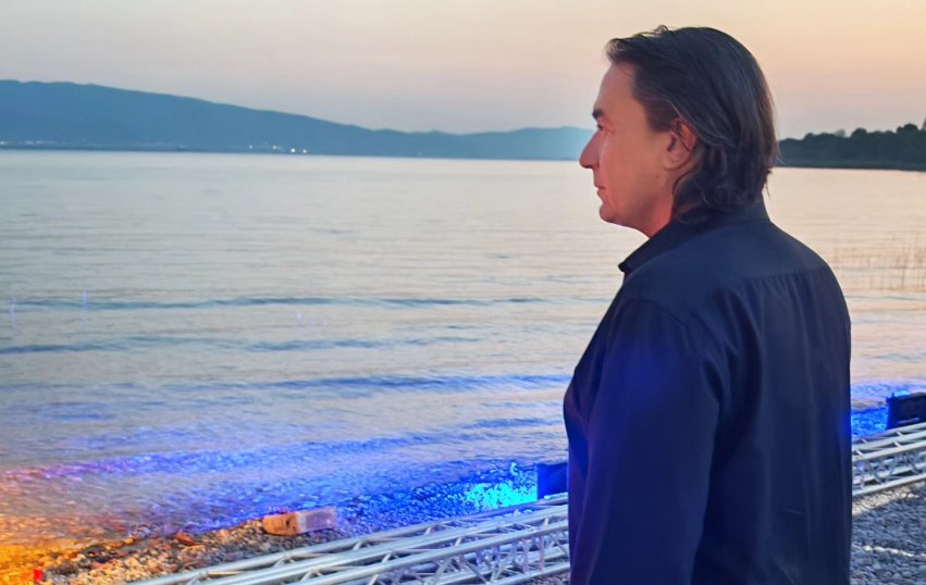 Ο Γιάννης Κότσιρας είναι στο Αγρίνιο και απολαμβάνει τη Λίμνη Τριχωνίδα πριν ανέβει στη σκηνή του «Lake Party Trichonida»!