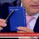 Το πρωί της 25ης Αυγούστου στο «Σήμερα» του ΣΚΑΪ ο Γιώργος Αυτιάς χάρισε στον Κώστα Ζαχαριάδη ατζέντα με το ονοματεπώνυμό του!