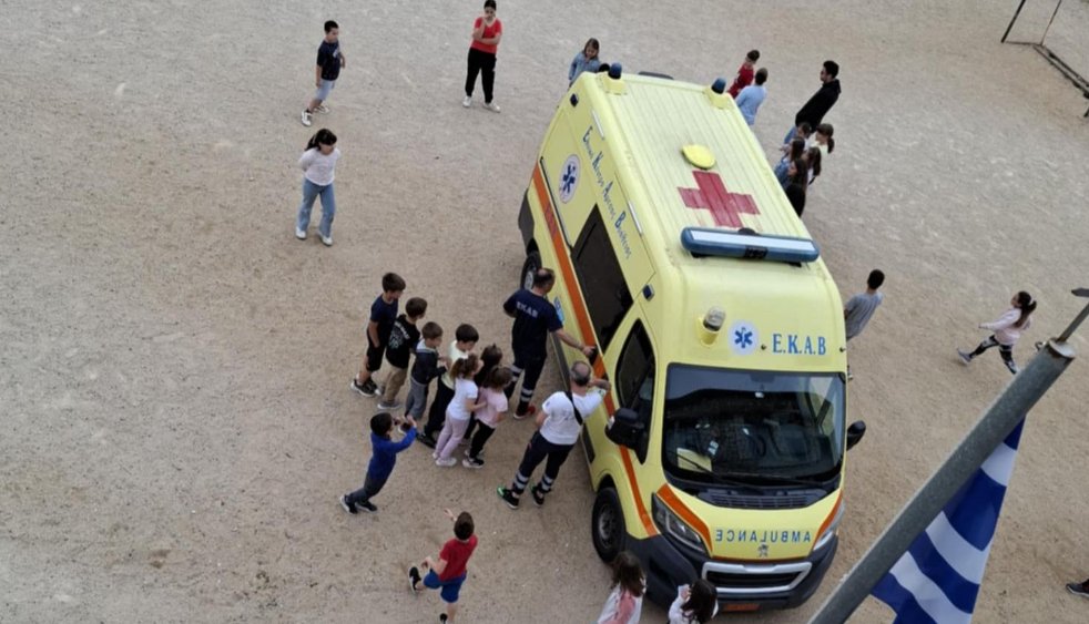 Ο Διασώστης του Ε.Κ.Α.Β. από το Αγρίνιο Βασίλης Καραμάνης εξέφρασε τη λύπη του για τη μη ουσιαστική αναγνώριση της δουλειάς που κάνουν.
