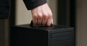 Η ΕΛ.ΑΣ. αναφέρει πως την 25η Αυγούστου συνελήφθη ένας άνδρας στο Αγρίνιο για την κλοπή μονάδας υπολογιστή από γραφείο.