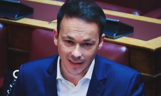 Ο Μίλτος Ζαμπάρας έφτασε ως τη Βουλή τις καταστροφικές πυρκαγιές στην Αιτωλοακαρνανία για άμεση αποζημίωση των πληγέντων.