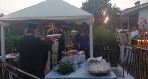 Στις Εργατικές Κατοικίες Αγίας Βαρβάρας «Το Πλατανάκι» τελέστηκε δέηση μετ' Αρτοκλασίας στο Εικονοστάσι της Παναγίας της Προυσιώτισσας.