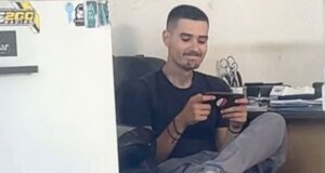 Ο Παναγιώτης Μακρυγιάννης είναι ο 27χρονος που σκοτώθηκε σε τροχαίο τον Δεκαπενταύγουστο και κηδεύεται στα Ρέτσινα.