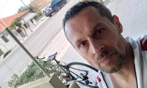 Ο Παναγιώτης Μπουλούμπασης έχασε τη ζωή του αφού παρασύρθηκε σε επαρχιακό δρόμο, το Αγρίνιο πενθεί για τον ποδηλάτη.