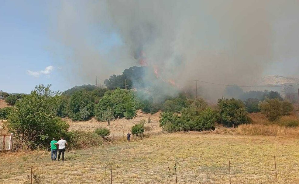 Στην Ποταμούλα Αγρινίου κινητοποίηση της Π.Υ. για φωτιά - Έκκληση απομάκρυνσης από το 112
