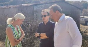 Ο Σωκράτης Φάμελλος επισκέφθηκε τη Βόνιτσα και διαπίστωσε πως οι πυρκαγιές άφησαν «ένα τραγικό αποτύπωμα περίπου 5.000 στρεμμάτων».