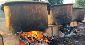 Στο Στρογγυλοβούνι Ξηρομέρου την 16η Αυγούστου αναβίωσε το βλάχικο γαμήλιο γεύμα - Καπνογόνα στη μνήμη του Χολέβα