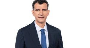 Ο Θερμιώτης Γιώργος Σιαδήμας έκανε πρεμιέρα με το «NewsRoom» στη συχνότητα του E.R.T.News το πρωί της Δευτέρας, 25 Αυγούστου 2025.