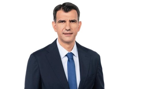Ο Θερμιώτης Γιώργος Σιαδήμας έκανε πρεμιέρα με το «NewsRoom» στη συχνότητα του E.R.T.News το πρωί της Δευτέρας, 25 Αυγούστου 2025.