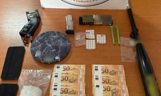 Η Υπηρεσία Εσωτερικών Υποθέσεων Σωμάτων Ασφαλείας εντόπισε κοκαΐνη, χάπια και χρήματα στην κατοχή του TikToker.