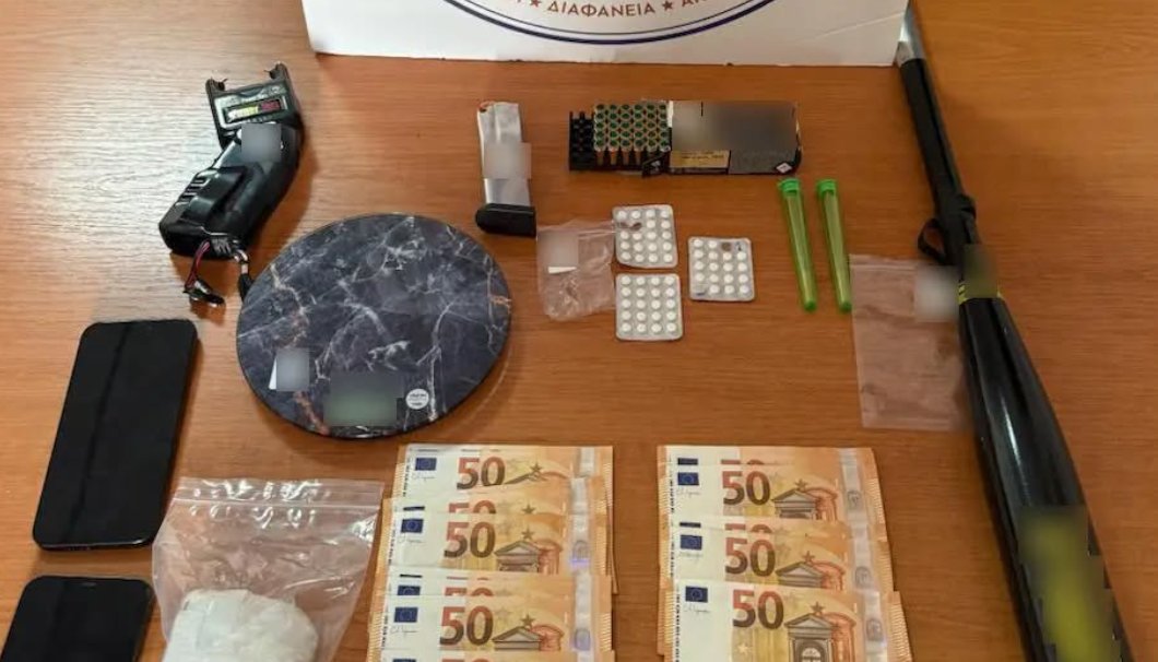 Η Υπηρεσία Εσωτερικών Υποθέσεων Σωμάτων Ασφαλείας εντόπισε κοκαΐνη, χάπια και χρήματα στην κατοχή του TikToker.